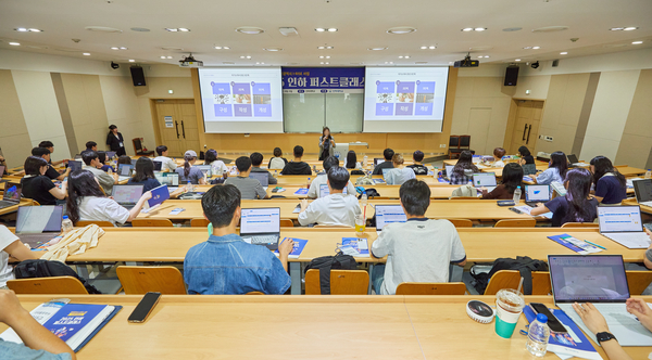 2025 취업캠프 인하 퍼스트클래스에서 학생들이 교육을 받고 있다. /인하대 제공