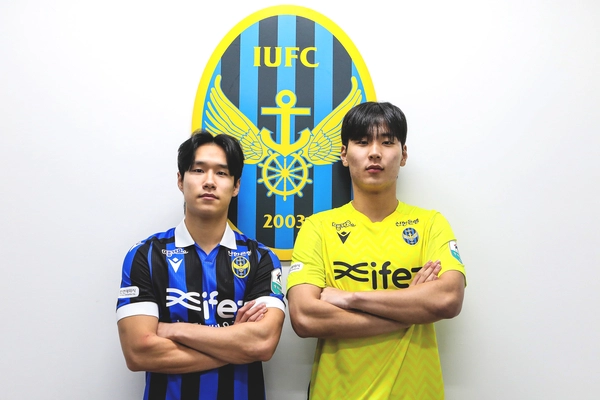 인천 유나이티드는 유소년팀 U-18 대건고 출신 (왼쪽부터) 골키퍼 왕민준과 수비수 이준섭을 신인 선수로 영입했다고 6일 밝혔다. /인천 유나이티드 제공