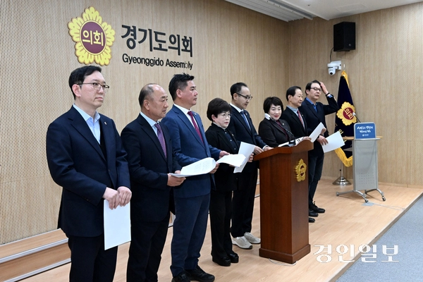 경기도의회 국민의힘 소속 용인지역구 도의원들이 5일 오후 수원시 경기도의회에서 기자회견을 열고 용인 반도체 클러스터 이전 논란과 관련해 정부의 명확한 공식 입장을 밝힐 것을 촉구하고 있다. 2026.1.5 /최은성기자 ces7198@kyeongin.com