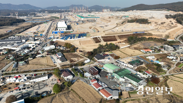 청와대가 용인 반도체 클러스터 이전 논란을 일축한 데 대해 경기도 안팎에선 대체로 환영의 목소리가 나오면서도 온도 차를 보였다. 사진은 용인시 처인구 원삼면 전경. 2025.11.4 /최은성기자 ces7198@kyeongin.com