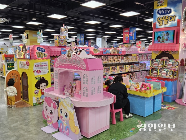 중저가 장난감이 사라지며 장난감 가격이 프리미엄과 초저가로 양극화되고 있다.2026.1.9 /김지원기자 zone@kyeongin.com