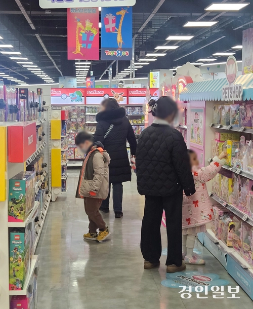 중저가 장난감이 사라지며 장난감 가격이 프리미엄과 초저가로 양극화되고 있다.2026.1.9 /김지원기자 zone@kyeongin.com