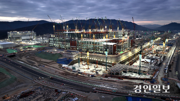 용인 반도체클러스터가 정치권의 이전 논란에도 아랑곳 없이 2027년 완공을 목표로 순항하고 있다. 용인시 처인구 원삼면 SK 반도체클러스터 일반산업단지에서 야간 공사가 진행되고 있다. 2026.1.9 /최은성기자 ces7198@kyeongin.com