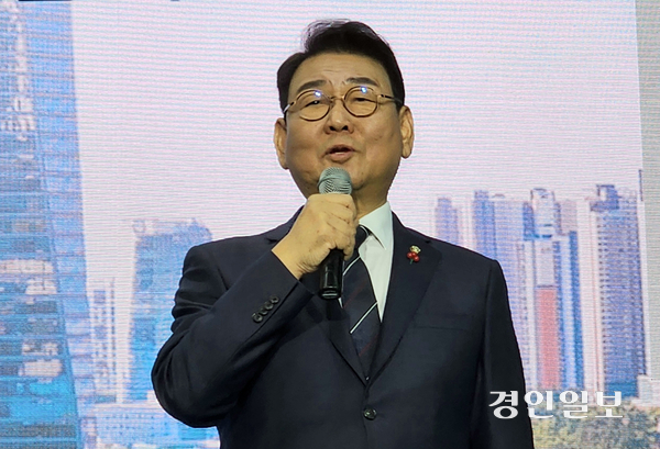 인천 지역 주요 인사들이 지난 10일 출판기념회를 열고 지방선거에 대비한 행보를 본격화하고 있다. 인천시장 유력 후보로 거론되는 더불어민주당 김교흥 국회의원(인천 서구갑·국회 문화체육관광위원장). 2026.1.10 /김성호기자 ksh96@kyeongin.com