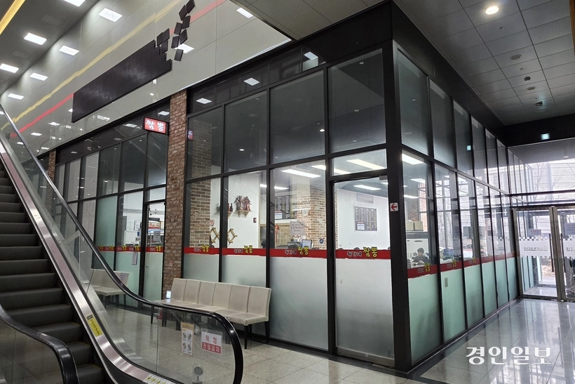 상가 건물 내에서도 외진 곳에 위치해 있고 별도의 간판도 없다. /황성규기자 homerun@kyeongin.com