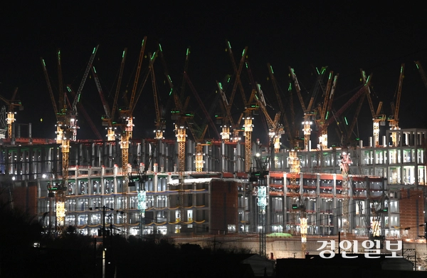 용인 반도체클러스터가 정치권의 이전 논란에도 아랑곳 없이 2027년 완공을 목표로 순항하고 있다. 용인시 처인구 원삼면 SK 반도체클러스터 일반산업단지에서 야간 공사가 진행되고 있다. 2026.1.9 /최은성기자 ces7198@kyeongin.com