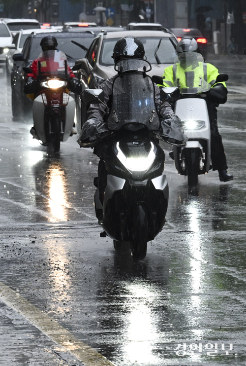 궂은 날씨에도 배달중인 배달라이더 모습. /경인일보DB