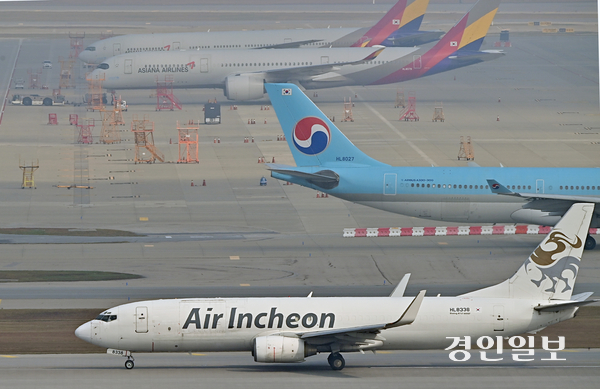 11일 인천국제공항공사가 집계한 자료를 보면 지난해 인천국제공항에서 동북아시아 지역으로 향하는 승객은 증가하고, 동남아시아로 가는 여행객은 감소한 것으로 나타났다. 사진은 인천국제공항 주기장에 있는 항공기의 모습. /경인일보DB