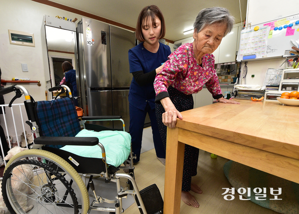 지난 9일 오후 인천시 부평구의 한 통합돌봄 대상자 거주지에서 인천평화의료복지사회적협동조합 소속 작업치료사가 어르신의 거동 훈련을 하고 있다. 2026.1.9 /조재현기자 jhc@kyeongin.com