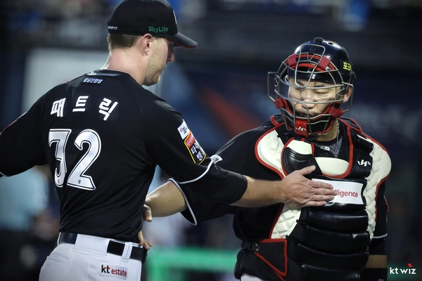 kt wiz 포수 장성우가 투수 패트릭과 호흡을 맞추고 있다. /kt wiz 제공