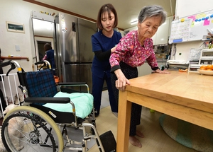 내집서 의료서비스·작업치료사… 주거환경까지 개선 [현장에서 찾는 통합돌봄의 길·(上)]