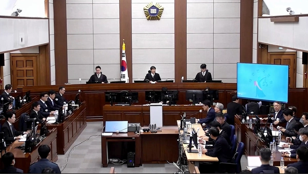 12·3 비상계엄 관련 내란 우두머리 혐의로 기소된 윤석열 전 대통령과 내란 중요임무 종사 혐의를 받는 김용현 전 국방부 장관 등 내란 관련자들이 9일 서초구 서울중앙지방법원 417호 형사대법정에서 열린 윤 전 대통령의 내란 우두머리 혐의, 김 전 장관을 비롯한 군·경 수뇌부 7명의 내란 중요임무 종사 혐의 등 사건의 결심 공판에 출석해 있다. 2026.1.9 /연합뉴스