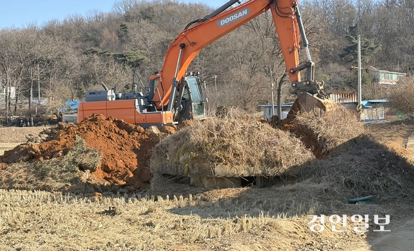 인천 강화군 강화읍 대산리 한 사유지 논에 설치된 군용 벙커가 지난 8일 오후 철거되고 있다. 2026.1.8 /조경욱기자 imjay@kyeongin.com