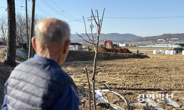 인천 강화군 강화읍 대산리 한 사유지 논에 설치된 군용 벙커가 지난 8일 오후 철거되고 있다. 2026.1.8 /조경욱기자 imjay@kyeongin.com