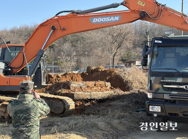 인천 강화군 강화읍 대산리 한 사유지 논에 설치된 군용 벙커가 지난 8일 오후 철거되고 있다. 2026.1.8 /조경욱기자 imjay@kyeongin.com