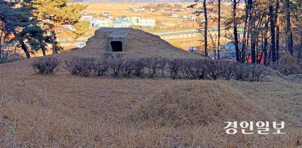 강화군 송해면 하도리에 있는 이모(71)씨 가족 선산에 설치돼 있는 군용 벙커. 이씨는 해당 벙커가 조상 묘 가운데 설치되면서 묘 자리의 ‘핼맥’이 끊겼다고 설명했다. 2026.1.8 /조경욱기자 imjay@kyeongin.com
