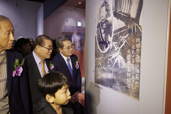 20일 경기도박물관 기증실에서 열린 특별전 ‘동양지사, 안중근 - 통일이 독립이다’ 개막식에 참석한 김동연 경기도지사가 전시회를 둘러보고 있다. 2025.12.20 /경기도 제공