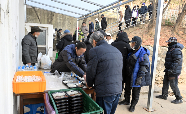 불황에 얇아진 후원 지갑… ‘보릿고개’ 무료급식소