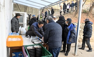 불황에 얇아진 후원 지갑… ‘보릿고개’ 무료급식소