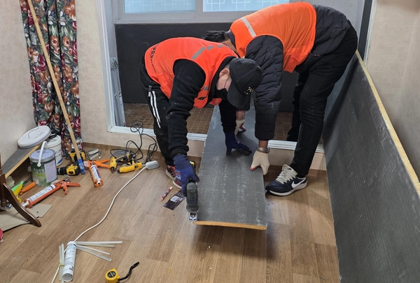 인천도시공사의 ‘고령 친화 맞춤형 집수리 사업’ 수행 단체인 사단법인 사회안전문화재단 직원들이 지난해 9월 주거환경 개선이 필요한 인천 한 대상자의 집에서 불필요한 가구 철거 등 집수리 작업을 하고 있다. /사단법인 사회안전문화재단 제공