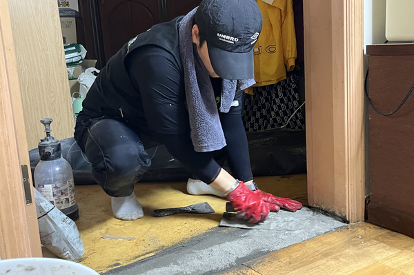 인천도시공사의 ‘고령 친화 맞춤형 집수리 사업’ 수행 단체인 사단법인 사회안전문화재단 직원들이 지난해 9월 주거환경 개선이 필요한 인천 한 대상자의 집에서 문턱 제거 등 집수리 작업을 하고 있다. /사단법인 사회안전문화재단 제공