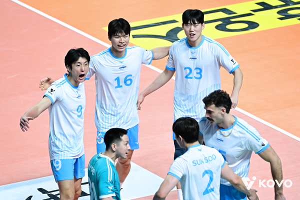 인천 대한항공 점보스가 지난 8일 서울장충체육관에서 우리카드와 원정 경기를 치르고 있다. /KOVO 제공