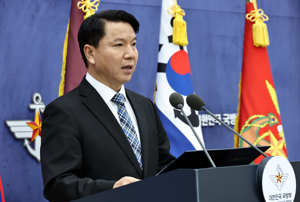 북한이 주장하는 인천 강화군에서 출발한 ‘무인기 영공 침범’과 관련, 정부가 군과 경찰이 함께 진행하는 합동조사 태스크포스(T/F)를 구성하고 진상 규명에 나섰다. 사진은 지난 10일 김홍철 국방부 국방정책실장이 국방부 브리핑룸에서 무인기 관련 북한 총참모부 성명에 대한 국방부의 입장을 발표하는 모습. 2026.1.10 /연합뉴스