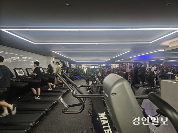 수원시내 한 헬스장을 찾은 회원들이 운동을 하고 있다. 2026.1.12 /윤혜경기자 hyegyung@kyeongin.com