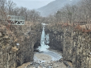 [포토] 동장군에 얼어붙은 연천 재인폭포
