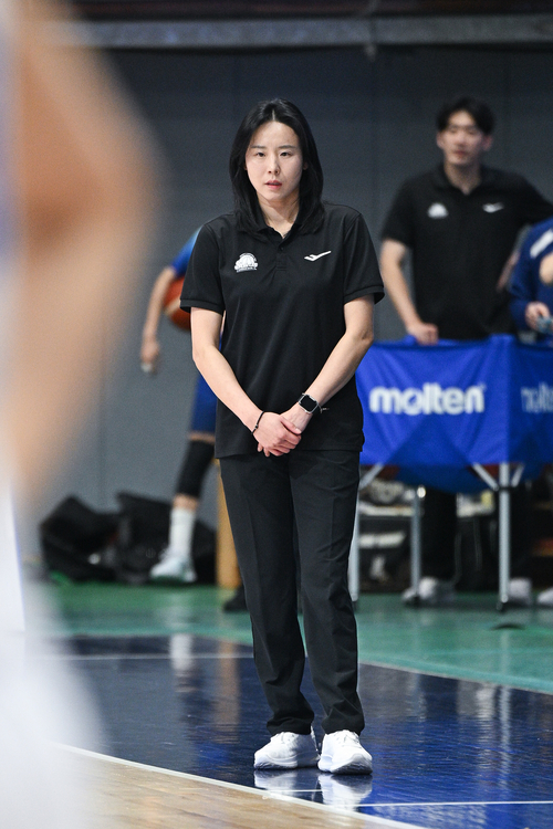 12일 인천 도원체육관에서 열린 우리은행 경기에서 최윤아 감독. /WKBL 제공
