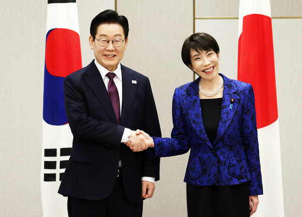 이재명 대통령과 다카이치 사나에 일본 총리가 13일 일본 나라현 정상회담장에서 확대 회담에 앞서 악수하고 있다. 2026.1.13 /연합뉴스