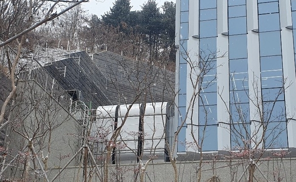 해소되지 않는 판교제2테크노밸리 '불법 옹벽'...LH·SW조합 소송전 - 뉴스 썸네일 이미지