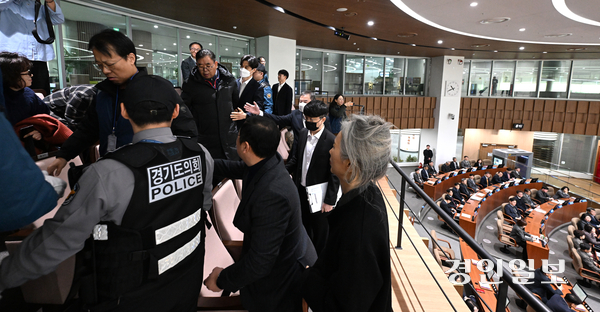 18일 경기도의회 본회의장에서 열린 ‘제387회 정례회 제4차 본회의’에서 전국공무원노동조합 조합원들이 양우식 의원의 사퇴를 요구하고 있다. 2025.12.18 /최은성기자 ces7198@kyeongin.com