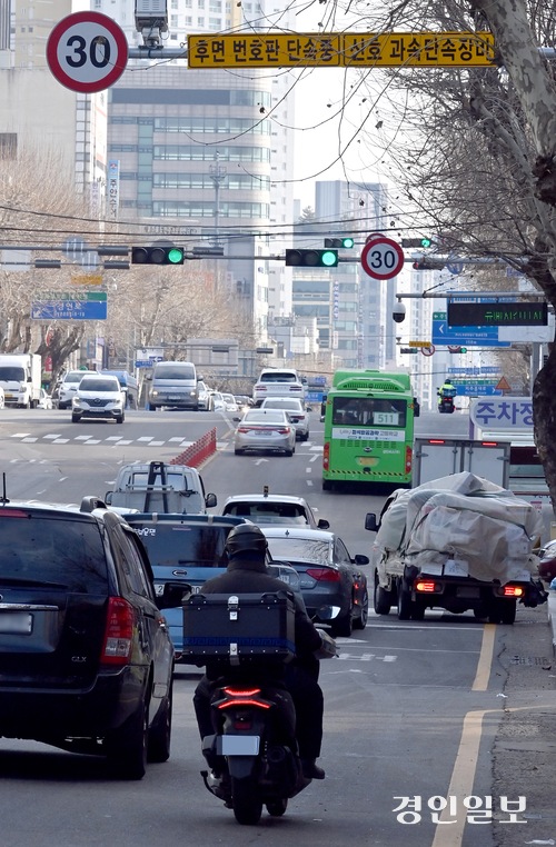 지난 10일 인천시 미추홀구의 한 도로에 설치된 후면 과속방지 카메라 앞을 이륜차가 지나고 있다. 2026.1.10 /김용국기자 yong@kyeongin.com