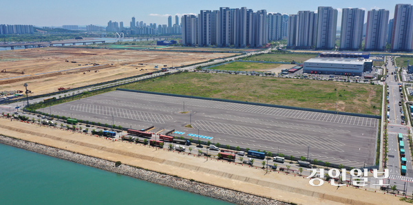 인천 송도국제도시 화물차 주차장을 운영해도 된다는 법적 판단이 내려진 지 3개월이 지났지만, 인천항만공사의 늑장 대응으로 아직 개장을 위한 준비 작업이 진행되지 않고 있다. 사진은 인천시 연수구 아암물류2단지에 조성되고 운영되지 못하고 있는 화물차 주차장의 모습. /경인일보DB