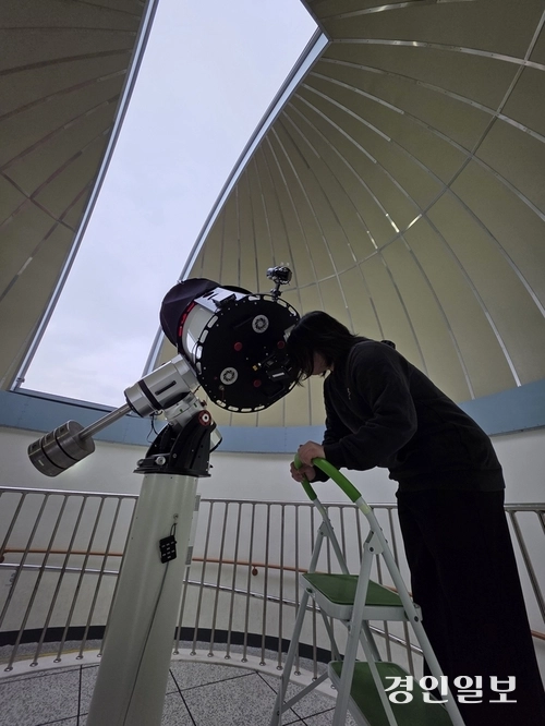 강화천문과학관 관계자가 주관측실 하늘문이 열린 원형 돔에서 망원경으로 천체 관측 모습을 보여주고 있다. 2026.1.9 /정진오기자 schild@kyeongin.com