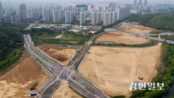 화성시 등에 따르면 장기 방치된 화성동탄1신도시 지역 한옥마을 부지에 아파트와 주민편의시설 등을 갖춘 복합개발이 추진되고 있는 것으로 알려지고 있다. 사진은 화성시 석우동, 반송동, 능동 등 한옥마을 조성사업지였던 화성동탄지구 택지개발사업 2단계 부지. /경인일보DB