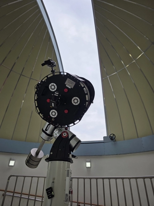 강화천문과학관 주관측실 500㎜ 반사망원경이 하늘을 향해 있는 모습. 2026.1.9 /정진오기자 schild@kyeongin.com