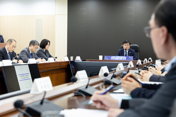 김성환 기후에너지환경부장관이 14일 정부세종청사에서 기상청과 기상청 산하기관의 업무보고를 받고 있다. 2026.1.14 /연합뉴스