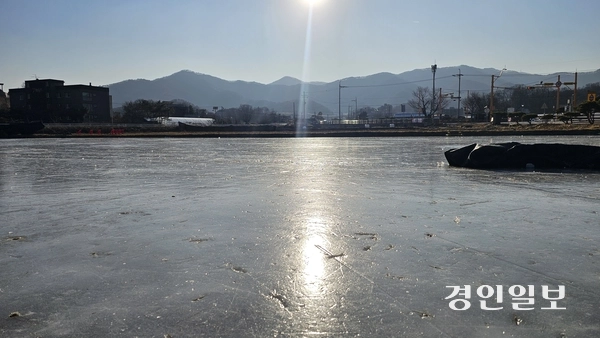 지난주부터 본격적인 한파가 이어지며 양평의 겨울 풍경도 달라졌다. 기온이 내려가고 물이 얼기 시작하면 마을 앞 저수지와 논, 공터가 자연스럽게 겨울 놀이터로 바뀐다. 양평의 한 논이 얼어 있다. 26.1.9 양평/장태복기자 jkb@kyeongin.com