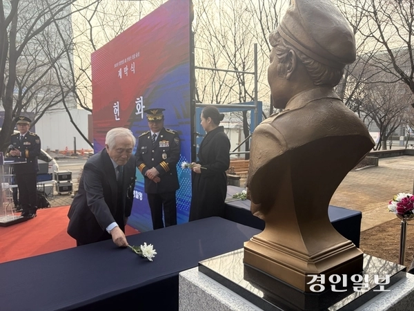 지난해 고 전창신 경감의 차남 김상헌(95)씨가 경찰영웅으로 선정된 어머니 흉상에 헌화를 하고 있다. 2026.1.15 /조경욱기자 imjay@kyeongin.com