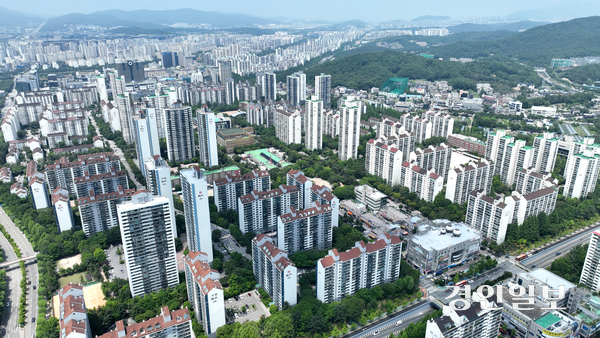 선도지구인 시범단지현대우성, 샛별마을, 목련마을에 대한 정비구역지정 고시가 조만간 이뤄지는 등 본격적인 재건축으로 나아가고 있는 1기신도시 분당 전경. /경인일보DB