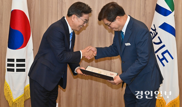 김동연 경기도지사의 ‘기회소득’을 두고 염태영(수원무) 국회의원이 ‘더불어민주당과 다른 길’이라며 탈당을 요구한 논란이 일파만파 커지고 있다. 사진은 지난 2022년 8월17일 김 지사가 도지사실에서 염 의원에게 경제부지사 임용장을 수여하고 있는 모습. /경인일보DB