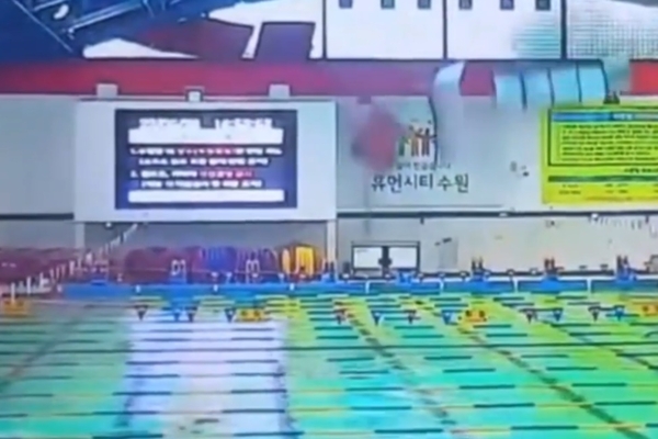 2022년 수원시청소년재단 산하 청소년문화센터 수영장에서 상부 철제 구조물이 갑작스럽게 쏟아져 내리고 있다. /경인일보DB