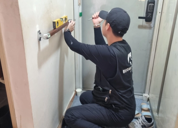 인천도시공사의 ‘고령 친화 맞춤형 집수리 사업’ 수행 단체인 사단법인 사회안전문화재단 직원들이 지난해 9월 주거환경 개선이 필요한 인천 한 대상자의 집에서 문턱 제거 등 집수리 작업을 하고 있다. /사단법인 사회안전문화재단 제공