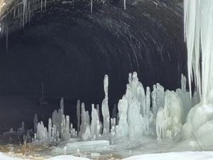 [포토] 한겨울 연천 경원선 폐터널 역고드름 ‘절정’