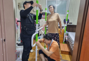 살던 곳서 끝까지… 걸림돌 없는 집안 만든다 [현장에서 찾는 통합돌봄의 길·(2-1)]