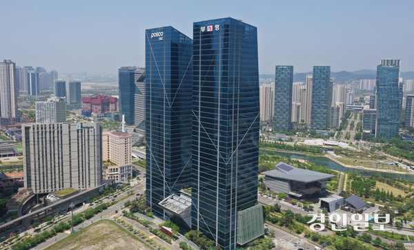 재외동포청 서울 이전을 둘러싼 논란이 뜨겁다. 김경협 재외동포청장은 이번 검토가 타당했다는 입장을 보이고 있다. 인천 부영송도타워 재외동포청 전경. /경인일보DB