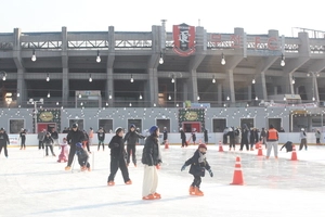 [현장르포] 빙판 위 웃음 꽃 피는 부천 ‘빙파니아’… 온 가족 ‘추억 명소’ 부상
