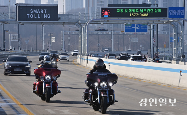 지난 17일 오전 인천시 중구 중산동에서 대형 오토바이를 탄 바이커들이 제3연륙교를 이용하고 있다. 2026.1.17 /조재현기자 jhc@kyeongin.com